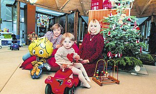 Spielecke mit Weihnachtsbaum: Die zweijährige Ella hat es sich auf dem Bobbycar bequem gemacht, sehr zur Freude von Oma und Mama Mirja. Foto: Nicole Bliesener - d Spielecke mit Weihnachtsbaum: Die zweijährige Ella hat es sich auf dem Bobbycar bequem gemacht, sehr zur Freude von Oma und Mama Mirja. Foto: Nicole Bliesener - d