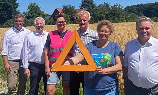 Hier könnte die Trasse langführen: Vlothos Bürgermeister Rocco Wilken, Landrat Jürgen Müller, Sarah Brodwoski von den Landfrauen im Kreis Herford, Hermann Dedert, Voritzender des Landwirtschaftlichen Kreisverbandes Herford-Bielefel, Stefanie Rothenstein, zweite Vorsitzende von Widuland sowie Herfords Bürgermeister Tim Kähler stehen vor einem Feld des Hofs Bohnenkamp. Dahinter liegt der Wald, den die Trasse durchschneiden könnte. - Jobst Lüdeking Hier könnte die Trasse langführen: Vlothos Bürgermeister Rocco Wilken, Landrat Jürgen Müller, Sarah Brodwoski von den Landfrauen im Kreis Herford, Hermann Dedert, Voritzender des Landwirtschaftlichen Kreisverbandes Herford-Bielefel, Stefanie Rothenstein, zweite Vorsitzende von Widuland sowie Herfords Bürgermeister Tim Kähler stehen vor einem Feld des Hofs Bohnenkamp. Dahinter liegt der Wald, den die Trasse durchschneiden könnte. - Jobst Lüdeking