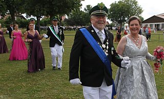 Kornelia und Dieter Stötefalke sind das Königspaar des Heimatschutzvereins Wewelsburg. - Johannes Büttner Kornelia und Dieter Stötefalke sind das Königspaar des Heimatschutzvereins Wewelsburg. - Johannes Büttner