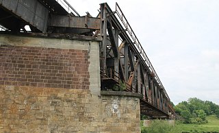 Die gute Infrastruktur wird von der BGZ als Standortkriterium für Würgassen genannt. Doch Gegner machen deutlich, dass vor allem die Bahnstrecke Mängel aufweist und saniert werden müssen, wie etwa das marode Bauwerk aus Vorkriegszeiten – die Brücke bei Meinbrexen. - Manuela Puls Die gute Infrastruktur wird von der BGZ als Standortkriterium für Würgassen genannt. Doch Gegner machen deutlich, dass vor allem die Bahnstrecke Mängel aufweist und saniert werden müssen, wie etwa das marode Bauwerk aus Vorkriegszeiten – die Brücke bei Meinbrexen. - Manuela Puls