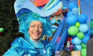 Mit dem Karneval aufgewachsen: Gabi Halstrick hat schon als Kind in ihrer süddeutschen Heimat begeistert an Umzügen teilgenommen. Mit 16 Jahren hat sie erstmals auf der Bühne gestanden. Überglücklich ist die freischaffende Architektin (54) gewesen, als sie nach dem Umzug erkannt hat, dass auch in Stukenbrock groß gefeiert wird. - FOTO: KARIN PRIGNITZ Mit dem Karneval aufgewachsen: Gabi Halstrick hat schon als Kind in ihrer süddeutschen Heimat begeistert an Umzügen teilgenommen. Mit 16 Jahren hat sie erstmals auf der Bühne gestanden. Überglücklich ist die freischaffende Architektin (54) gewesen, als sie nach dem Umzug erkannt hat, dass auch in Stukenbrock groß gefeiert wird. - FOTO: KARIN PRIGNITZ