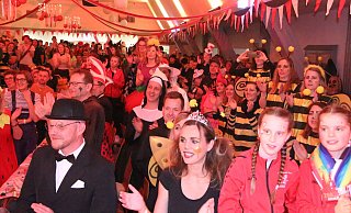 Im Saal in Ossendorf herrscht eine tolle Stimmung im Publikum, ebenfalls überwiegend bunt kostümiert. - Burkhard Battran Im Saal in Ossendorf herrscht eine tolle Stimmung im Publikum, ebenfalls überwiegend bunt kostümiert. - Burkhard Battran