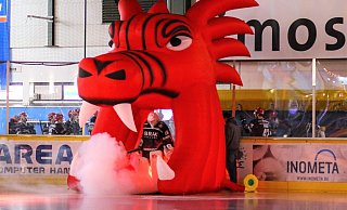 Einlaufzeremonie ohne Zuschauer: Herfords Eishockey-Cracks müssen auf die Unterstützung ihrer Fans weiterhin verzichten. - Yvonne Gottschlich Einlaufzeremonie ohne Zuschauer: Herfords Eishockey-Cracks müssen auf die Unterstützung ihrer Fans weiterhin verzichten. - Yvonne Gottschlich