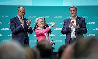 CDU-Chef Friedrich Merz (l, CDU), EU-Kommissionspräsidentin Ursula von der Leyen und CSU-Chef Markus Söder stehen beim CDU-Bundesparteitag gemeinsam auf dem Podium. - Kay Nietfeld/dpa CDU-Chef Friedrich Merz (l, CDU), EU-Kommissionspräsidentin Ursula von der Leyen und CSU-Chef Markus Söder stehen beim CDU-Bundesparteitag gemeinsam auf dem Podium. - Kay Nietfeld/dpa
