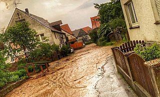 Wieder sorgte Starkregen für Überschwemmungen in Erkeln. - Feuerwehr Brakel Wieder sorgte Starkregen für Überschwemmungen in Erkeln. - Feuerwehr Brakel