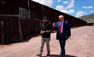 Trump besichtigt die US-Südgrenze zu Mexiko in Sierra Vista im Bundesstaat Arizona. - Evan Vucci/AP/dpa Trump besichtigt die US-Südgrenze zu Mexiko in Sierra Vista im Bundesstaat Arizona. - Evan Vucci/AP/dpa