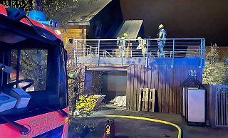 Auf einem Balkon auf dem Dach einer Doppelgarage an der Frannz-Hitze-Straße brannten die hölzernen Fußbodenbohlen. - Ralph Meyer Auf einem Balkon auf dem Dach einer Doppelgarage an der Frannz-Hitze-Straße brannten die hölzernen Fußbodenbohlen. - Ralph Meyer