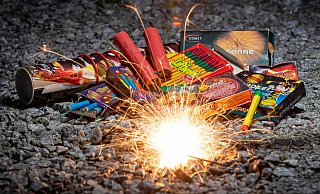 Kauf und Verkauf von Pyrotechnis ist zwar verboten, das Böllern an sich aber nicht. Polizei und Feuerwehr bitten die Paderborner dennoch, darauf zu verzichten. - picture alliance / Andreas Franke Kauf und Verkauf von Pyrotechnis ist zwar verboten, das Böllern an sich aber nicht. Polizei und Feuerwehr bitten die Paderborner dennoch, darauf zu verzichten. - picture alliance / Andreas Franke