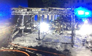 Der Unterstand für Mülltonen wurde komplett zerstört. Auch an vier Autos und einer Hausfassade in Sennelager entstanden Schäden. - Feuerwehr Paderborn Der Unterstand für Mülltonen wurde komplett zerstört. Auch an vier Autos und einer Hausfassade in Sennelager entstanden Schäden. - Feuerwehr Paderborn