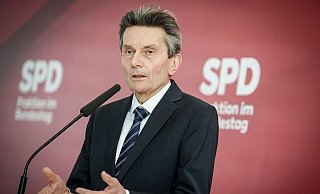 «Die anstehenden Haushaltsberatungen gleichen einer Operation am offenen Herzen»: Rolf Mützenich. - Kay Nietfeld/dpa «Die anstehenden Haushaltsberatungen gleichen einer Operation am offenen Herzen»: Rolf Mützenich. - Kay Nietfeld/dpa