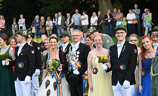 Mittendrin statt nur dabei: das Königspaar Sandra Vogt und Frank Wiesemann. - Thomas Kube Mittendrin statt nur dabei: das Königspaar Sandra Vogt und Frank Wiesemann. - Thomas Kube