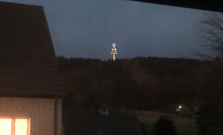 Von hoch oben vom Gipfel des Wiehen strahlt der Weihnachtsbaum mit Stern ins Tal hinab. Michael Bicker kann die Illumination direkt aus der Tür seines Wohnhauses betrachten. - Bicker Von hoch oben vom Gipfel des Wiehen strahlt der Weihnachtsbaum mit Stern ins Tal hinab. Michael Bicker kann die Illumination direkt aus der Tür seines Wohnhauses betrachten. - Bicker