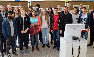 Ausstellungseröffnung in der Volksbank: Zu den am Projekt beteiligten Schülerinnen und Flüchtlingen gesellten sich Jan Tillmann, CDU-Bundestagsabgeordneter Christian Haase, Marianum-Schulleiter Frank Scholle sowie Birger Kriwet, Heiko Hansmann und Birgit Kasten (1., 3. und 5. v. r.). - Xenia Neumann Ausstellungseröffnung in der Volksbank: Zu den am Projekt beteiligten Schülerinnen und Flüchtlingen gesellten sich Jan Tillmann, CDU-Bundestagsabgeordneter Christian Haase, Marianum-Schulleiter Frank Scholle sowie Birger Kriwet, Heiko Hansmann und Birgit Kasten (1., 3. und 5. v. r.). - Xenia Neumann