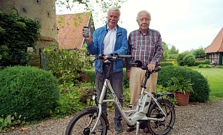 Alles auch digital erfahrbar: der Leiter des Steuerungsteams „Ellerburg-Aue-Radweg" Georg Droste, (l.) mit dem Vorsitzenden des Vereins „Herrenhäuser und Parks" Prof. Dr. Hans Werner Schürmann. - Michael Grundmeier Alles auch digital erfahrbar: der Leiter des Steuerungsteams „Ellerburg-Aue-Radweg" Georg Droste, (l.) mit dem Vorsitzenden des Vereins „Herrenhäuser und Parks" Prof. Dr. Hans Werner Schürmann. - Michael Grundmeier