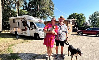 Gastgeberin Julia Rohmann mit Familienhund Paula freut sich auf zukünftige Begegnungen mit Gästen. Wolfram Huitink (68) aus Dortmund war erst kürzlich mit seinem Hund zu Besuch im Kreis Gütersloh. - Gabriele Grund Gastgeberin Julia Rohmann mit Familienhund Paula freut sich auf zukünftige Begegnungen mit Gästen. Wolfram Huitink (68) aus Dortmund war erst kürzlich mit seinem Hund zu Besuch im Kreis Gütersloh. - Gabriele Grund