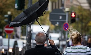 Stürmischer Start in die Mitteleuropäische Sommerzeit (MESZ) in Bielefeld und Umgebung: Für Sonntag sind Sturmböen vorhergesagt. - picture alliance/dpa Stürmischer Start in die Mitteleuropäische Sommerzeit (MESZ) in Bielefeld und Umgebung: Für Sonntag sind Sturmböen vorhergesagt. - picture alliance/dpa