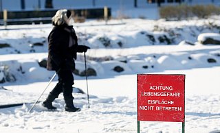 Die Eisschicht auf Seen ist oft dünn. - picture alliance/dpa Die Eisschicht auf Seen ist oft dünn. - picture alliance/dpa