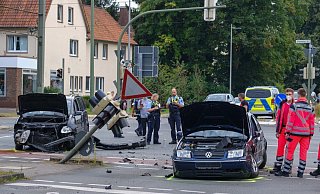 Schwerer Unfall an der Jöllenbecker Straße. - Andreas Zobe Schwerer Unfall an der Jöllenbecker Straße. - Andreas Zobe