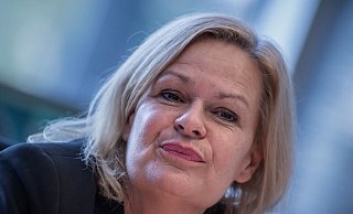 Laut Innenministerin Nancy Faeser (SPD) will die Bundesregierung den Weg für den strittigen Teil der EU-Asylreform ebnen. - Michael Kappeler/dpa Laut Innenministerin Nancy Faeser (SPD) will die Bundesregierung den Weg für den strittigen Teil der EU-Asylreform ebnen. - Michael Kappeler/dpa