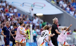 Jubel nach dem Schlusspfiff: Horst Hrubesch und seine Spielerinnen - Marcus Brandt/dpa Jubel nach dem Schlusspfiff: Horst Hrubesch und seine Spielerinnen - Marcus Brandt/dpa