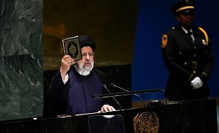 Ebrahim Raisi hat den Absturz des Präsidenten-Hubschraubers im Iran nicht überlebt. - Seth Wenig/AP Ebrahim Raisi hat den Absturz des Präsidenten-Hubschraubers im Iran nicht überlebt. - Seth Wenig/AP