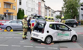 Beim Zusammenstoß zweier Autos auf der Neuhäuser Straße überschlug sich ein Pizza-Taxi und wurde schwer beschädigt. Dessen Fahrer wurde vom Rettungsdienst versorgt. - Ralph Meyer Beim Zusammenstoß zweier Autos auf der Neuhäuser Straße überschlug sich ein Pizza-Taxi und wurde schwer beschädigt. Dessen Fahrer wurde vom Rettungsdienst versorgt. - Ralph Meyer