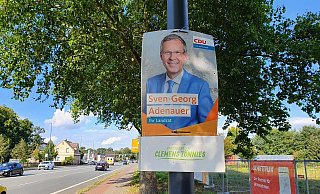 Entlang der Berliner Straße zierte der Zusatz "präsentiert von Clemens Tönnies" etliche Adenauer-Plakate im Kommunalwahlkampf. - Irja Most Entlang der Berliner Straße zierte der Zusatz "präsentiert von Clemens Tönnies" etliche Adenauer-Plakate im Kommunalwahlkampf. - Irja Most