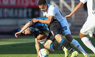 Der Nürnberger Jan Gyamerah kämpft mit Robert Leipertz (l.) vom SC Paderborn um den Ball. - dpa Der Nürnberger Jan Gyamerah kämpft mit Robert Leipertz (l.) vom SC Paderborn um den Ball. - dpa