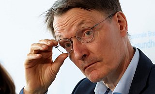 Bundesgesundheitsminister Karl Lauterbach schließt Leistungskürzungen aus: «Daher muss im nächsten Jahr der Beitragssatz steigen.» - Bernd Wüstneck/dpa Bundesgesundheitsminister Karl Lauterbach schließt Leistungskürzungen aus: «Daher muss im nächsten Jahr der Beitragssatz steigen.» - Bernd Wüstneck/dpa