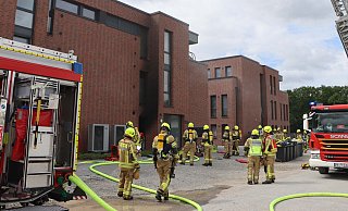 Die Erdgeschosswohnung in einem Mehrparteienhaus in Delbrück brannte komplett aus. - Feuerwehr Delbrück Die Erdgeschosswohnung in einem Mehrparteienhaus in Delbrück brannte komplett aus. - Feuerwehr Delbrück