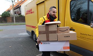 Jonny Nergiz ist seit mehr als vier Jahren als Paketzusteller unterwegs. - David Knapp Jonny Nergiz ist seit mehr als vier Jahren als Paketzusteller unterwegs. - David Knapp