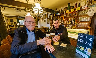 Norbert Budewig stößt mit seinem Nachfolger Günter Cero an: „Ein Hoch auf die nächsten 45 Jahre.“ - Andreas Zobe Norbert Budewig stößt mit seinem Nachfolger Günter Cero an: „Ein Hoch auf die nächsten 45 Jahre.“ - Andreas Zobe