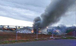 Eine dunkle Rauchsäule stieg am Sonntagmorgen von der Baustelle an der "Roten Mühle" auf. - Polizei Minden-Lübbecke Eine dunkle Rauchsäule stieg am Sonntagmorgen von der Baustelle an der "Roten Mühle" auf. - Polizei Minden-Lübbecke