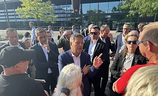 Der Artikel über die Krise beim Wärmepumpenhersteller Stiebel Eltron und den Besuch von Wirtschaftsminister Robert Habeck gehören zu den Artikeln im Kreis Höxter, die Leser besonders interessiert haben. - Ralf T. Mischer Der Artikel über die Krise beim Wärmepumpenhersteller Stiebel Eltron und den Besuch von Wirtschaftsminister Robert Habeck gehören zu den Artikeln im Kreis Höxter, die Leser besonders interessiert haben. - Ralf T. Mischer