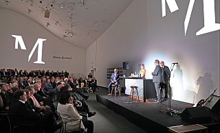 Nicht von der großen Bühne herab sondern an der Bar mittendrin plauderten Bürgermeister Tim Kähler, Marta-Förderer Dirk-Walter Frommholz, Musikerin Bernadette La Hengst und Museumschef Roland Nachtigäller. - Frank-Michael Kiel-Steinkamp Nicht von der großen Bühne herab sondern an der Bar mittendrin plauderten Bürgermeister Tim Kähler, Marta-Förderer Dirk-Walter Frommholz, Musikerin Bernadette La Hengst und Museumschef Roland Nachtigäller. - Frank-Michael Kiel-Steinkamp