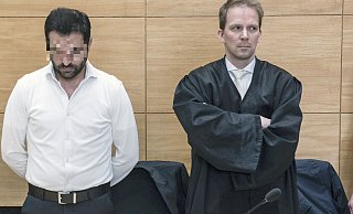 Hüseyin A. (l.) mit seinem Strafverteidiger Tobias Diedrich muss sich vor dem Bielefelder Landgericht wegen des Mordes an Besar Nimani verantworten. - Jörg Dieckmann Hüseyin A. (l.) mit seinem Strafverteidiger Tobias Diedrich muss sich vor dem Bielefelder Landgericht wegen des Mordes an Besar Nimani verantworten. - Jörg Dieckmann