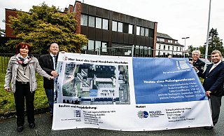 Baustellenbanner: Beate Meulenkamp, Objektmanagerin des BLB in Bielefeld (v. l.), Niederlassungsleiter Heinrich Micus, Jürgen Koch als Abteilungsleiter Polizei und Landrat Friedhelm Spieker am Baustellenzaun vor dem Gebäude der Kreispolizeibehörde in Höxter. - Simone Flörke Baustellenbanner: Beate Meulenkamp, Objektmanagerin des BLB in Bielefeld (v. l.), Niederlassungsleiter Heinrich Micus, Jürgen Koch als Abteilungsleiter Polizei und Landrat Friedhelm Spieker am Baustellenzaun vor dem Gebäude der Kreispolizeibehörde in Höxter. - Simone Flörke