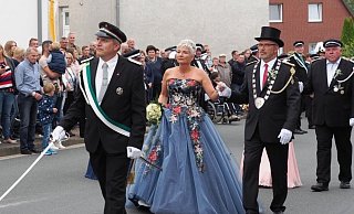 Der festliche Umzug durchs Dorf war der Höhepunkt des Rolfzer Schützenfestes. - Josef Köhne Der festliche Umzug durchs Dorf war der Höhepunkt des Rolfzer Schützenfestes. - Josef Köhne