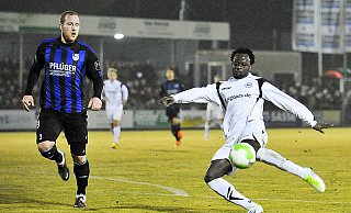 Arminias Eric Agyemang zieht ab und trifft in der 25. Minute zum 2:0. Wiedenbrücks Abwehrspieler Benjamin Halstenberg kann nicht mehr eingreifen. - FOTO: CHRISTIAN WEISCHE Arminias Eric Agyemang zieht ab und trifft in der 25. Minute zum 2:0. Wiedenbrücks Abwehrspieler Benjamin Halstenberg kann nicht mehr eingreifen. - FOTO: CHRISTIAN WEISCHE