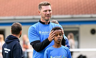 Fabian Klos erläutert den C-Jugendlichen des TuS Hoberge-Uerentrup, hier Mohammed Adem Mohammud, worauf sie beim Kopfball achten müssen. - Christian Weische Fabian Klos erläutert den C-Jugendlichen des TuS Hoberge-Uerentrup, hier Mohammed Adem Mohammud, worauf sie beim Kopfball achten müssen. - Christian Weische