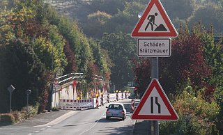 Die Stützmauer an der Ortsdurchfahrt Bödexen soll eigentlich in diesem Jahr wieder in Stand gesetzt werden. - Simone Flörke Die Stützmauer an der Ortsdurchfahrt Bödexen soll eigentlich in diesem Jahr wieder in Stand gesetzt werden. - Simone Flörke