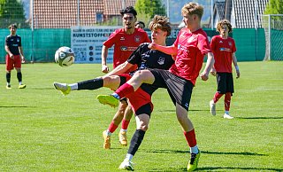 Theesens Matheo Burusic (schwarzes Trikot) spitzelt seinem Brakeler Gegenspieler beim 4:4 den Ball vom Fuß. - Andreas Zobe Theesens Matheo Burusic (schwarzes Trikot) spitzelt seinem Brakeler Gegenspieler beim 4:4 den Ball vom Fuß. - Andreas Zobe