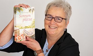 Die Bielefelder Autorin Anke Schläger freut sich über den Erfolg ihres dritten Romans. Der hat es bis auf eine Bestsellerliste geschafft. Im Herbst ist eine Lesung bei Thalia geplant. - Oliver Krato Die Bielefelder Autorin Anke Schläger freut sich über den Erfolg ihres dritten Romans. Der hat es bis auf eine Bestsellerliste geschafft. Im Herbst ist eine Lesung bei Thalia geplant. - Oliver Krato