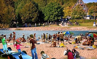 Wenn die Wasserqualität des Obersees in den kommenden Jahren besser wird - und sich Politik für einen Badestrand am See entscheidet, könnte diese Vision Realität werden. Hier wurde der Strand vor die Spielplätze im Südwesten montiert. - FOTOMONTAGE: ANDREAS FRÜCHT Wenn die Wasserqualität des Obersees in den kommenden Jahren besser wird - und sich Politik für einen Badestrand am See entscheidet, könnte diese Vision Realität werden. Hier wurde der Strand vor die Spielplätze im Südwesten montiert. - FOTOMONTAGE: ANDREAS FRÜCHT