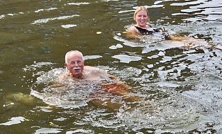 Willkommene Abkühlung: Ex-Bürgermeister Klaus Besser und seine Nachfolgerin Sarah Süß nahmen ein Bad im Singel. So heißt der Kanal, der Woerdens Innenstadt umgibt. - Sarah Süß Willkommene Abkühlung: Ex-Bürgermeister Klaus Besser und seine Nachfolgerin Sarah Süß nahmen ein Bad im Singel. So heißt der Kanal, der Woerdens Innenstadt umgibt. - Sarah Süß
