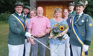 Bad Driburgs Schützenkönigin Sonja Mannot mit ihrem Mann und Kronprinzen Piet Mannot (Mitte). Es gratuliert der Hofstaat. - Schützengilde Bad Driburgs Schützenkönigin Sonja Mannot mit ihrem Mann und Kronprinzen Piet Mannot (Mitte). Es gratuliert der Hofstaat. - Schützengilde