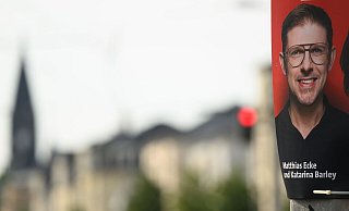 Wahlplakat des sächsischen SPD-Spitzenkandidaten zur Europawahl, Matthias Ecke an der Schandauer Straße im Dresdner Stadtteil Striesen. - Robert Michael/dpa Wahlplakat des sächsischen SPD-Spitzenkandidaten zur Europawahl, Matthias Ecke an der Schandauer Straße im Dresdner Stadtteil Striesen. - Robert Michael/dpa