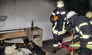 Mit einer Wärmebildkamera wurde das Zimmer auf Brandnester abgesucht. - Feuerwehr Porta/Michael Horst Mit einer Wärmebildkamera wurde das Zimmer auf Brandnester abgesucht. - Feuerwehr Porta/Michael Horst