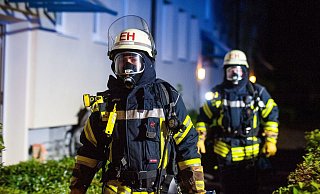 33 Retter der Feuerwehr eilten in der Nacht zu Samstag zur Elbeallee. - Christian Mathiesen 33 Retter der Feuerwehr eilten in der Nacht zu Samstag zur Elbeallee. - Christian Mathiesen