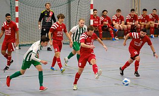 Die Schildescher (rote Trikots) drückten gegen Ubbedissen aufs Tempo und siegten im Spiel um den Gruppensieg 4:2. - Andreas Zobe Die Schildescher (rote Trikots) drückten gegen Ubbedissen aufs Tempo und siegten im Spiel um den Gruppensieg 4:2. - Andreas Zobe